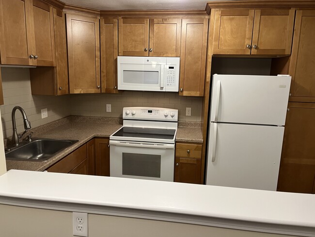 Kitchen second view - 194 Lincoln St