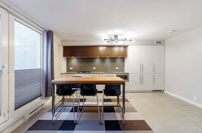 Photo du bâtiment - 150 Cordova St E