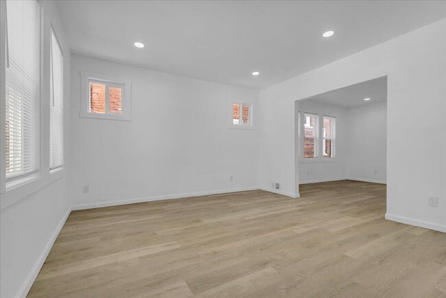 Building Photo - 2725 Leslie St