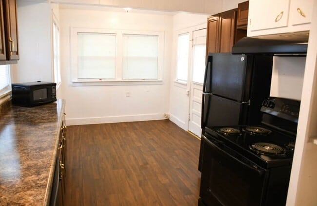 Building Photo - Charming 3-Bed Home with Fireplace & Hardw...