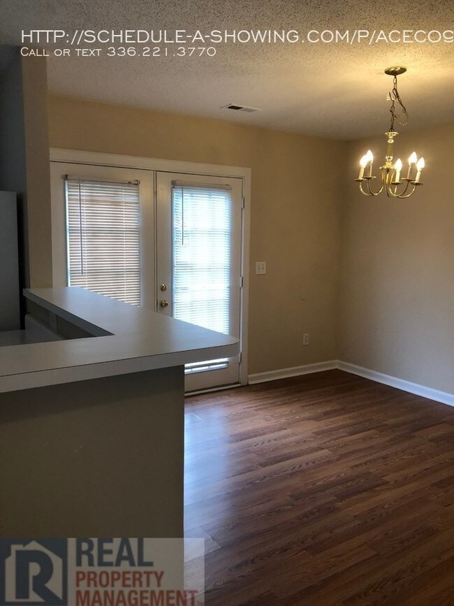 Building Photo - Great Value on 3 Bed / 2.5 Bath Townhome
