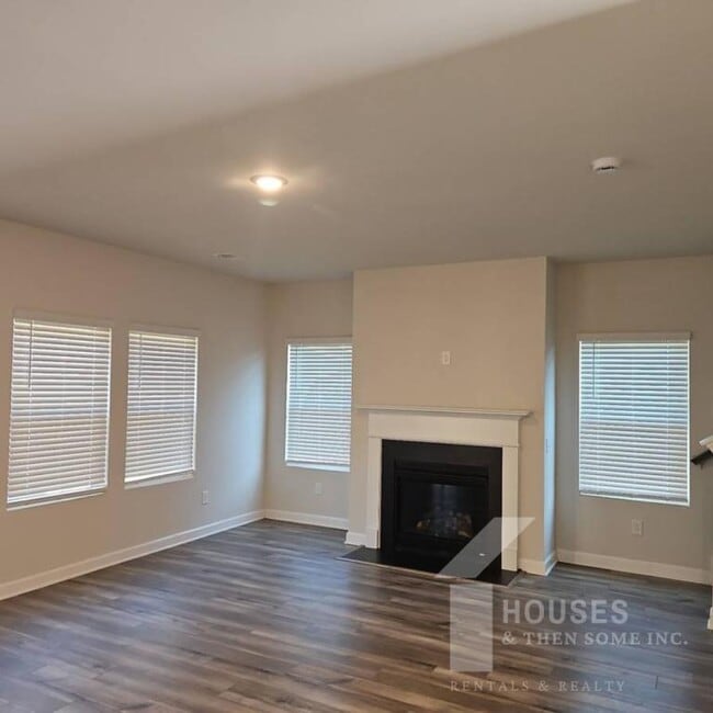 Foto del edificio - 185 Vickery Rd