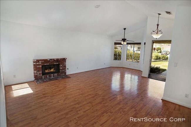 Foto del edificio - 3 Bedroom Home For Rent in Canyon Country