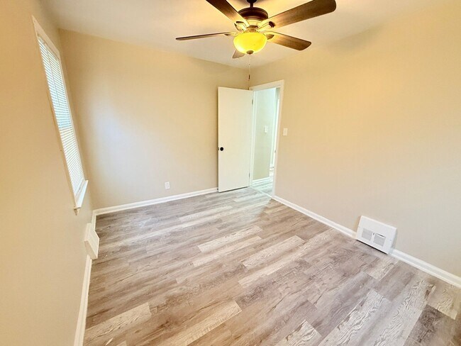 Foto del edificio - Renovated 4-Bedroom Home – We Welcome Sect...