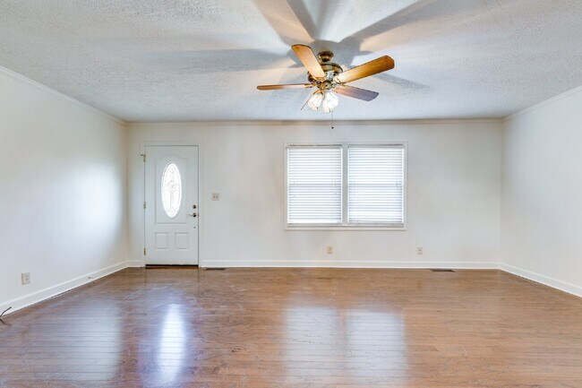 Foto del edificio - Beautiful 3 Bedroom, 1-Bath Home Across fr...
