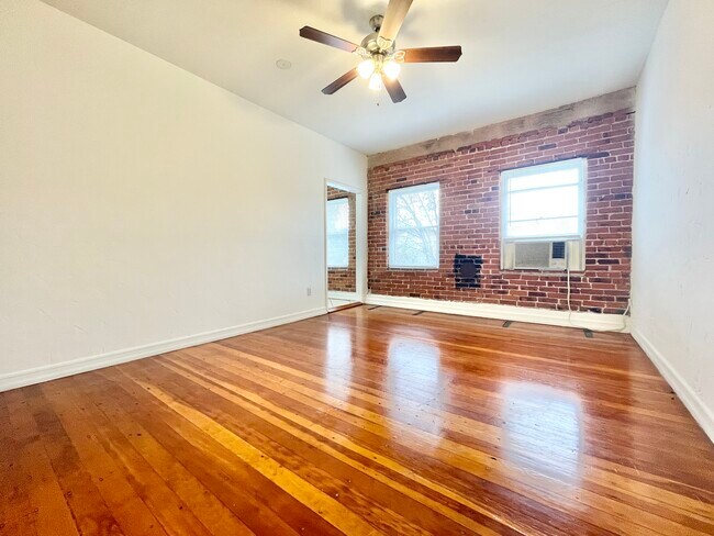 Building Photo - 800 N Las Palmas Ave