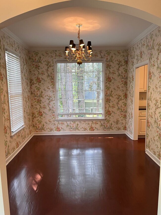 Building Photo - Charming 3br/2.5 bath Two Story Townhouse