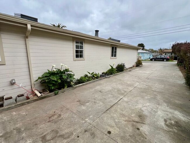 Building Photo - Lovely 3 bedroom 2 bathroom home with larg...