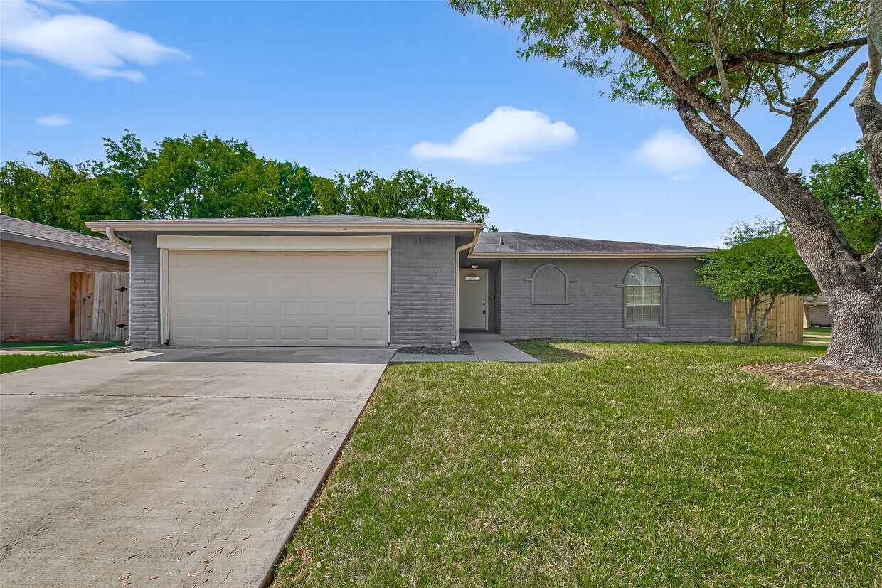 Foto principal - 10402 Gulfstream Ln