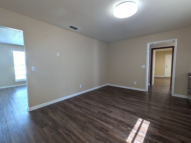 Building Photo - 6036 Bizier Rd E