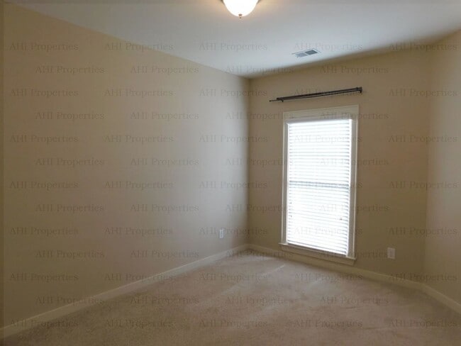 Building Photo - 4675 Cotswold Ln