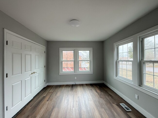 Building Photo - Spacious 5BR Home in the Heart of Old Hickory | Walkable + Convenient