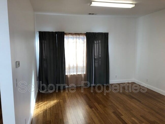 Building Photo - 939 International Blvd