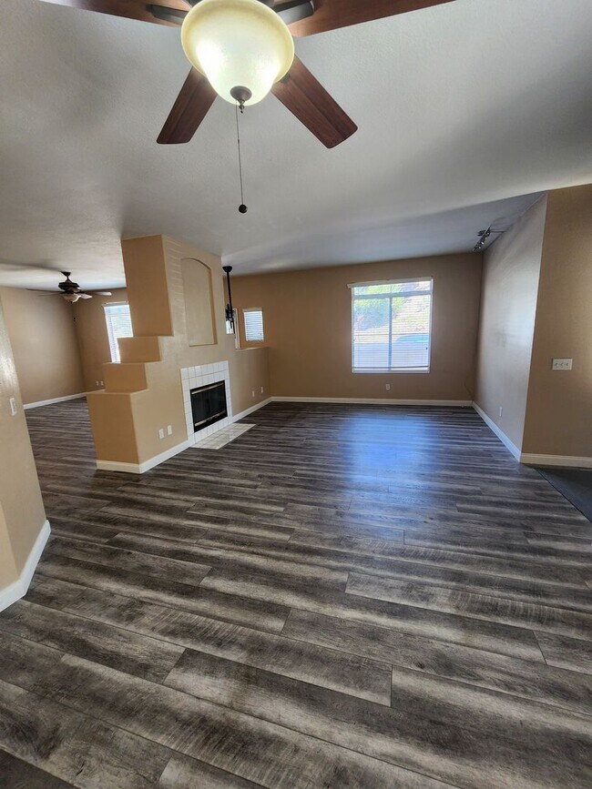 Building Photo - Gorgeous & Spacious 3Bd/2.5Ba, 1,679 SqFt,...