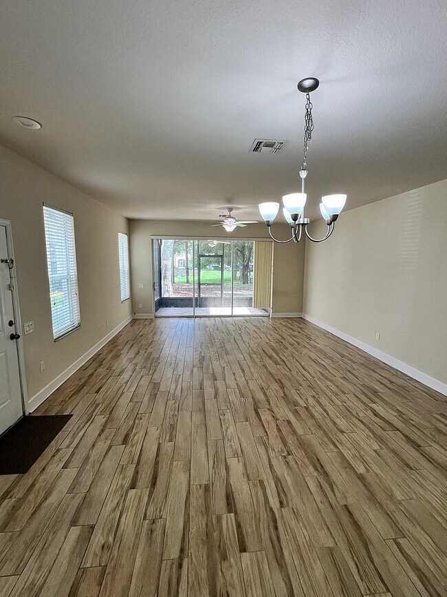 Salón - 6058 Twain St