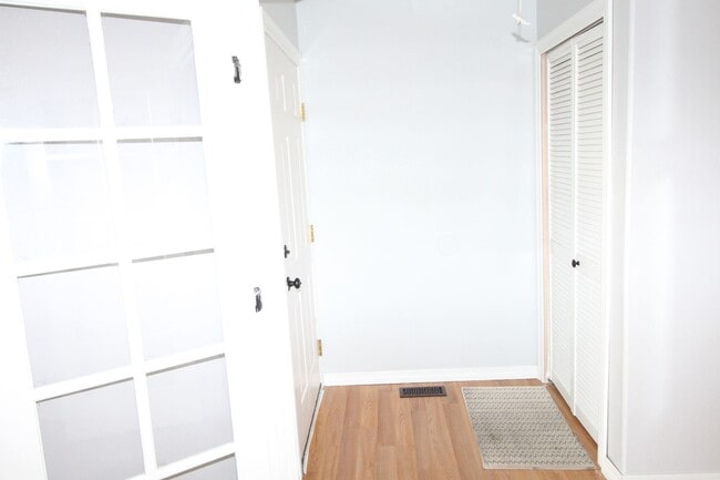 Building Photo - Adorable 2bdrm 1 bath townhome in Desirabl...