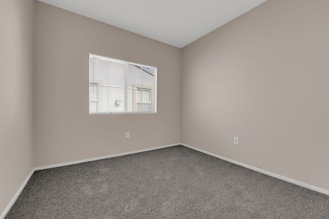 Building Photo - 3400 Cabana Dr