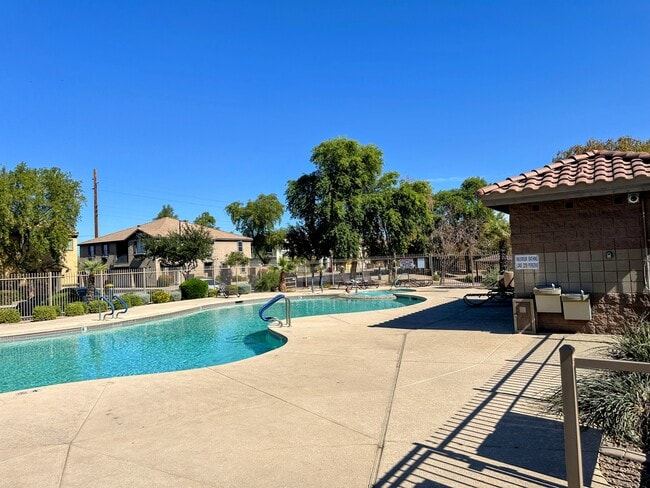 Foto del edificio - 8111 W Lynwood St