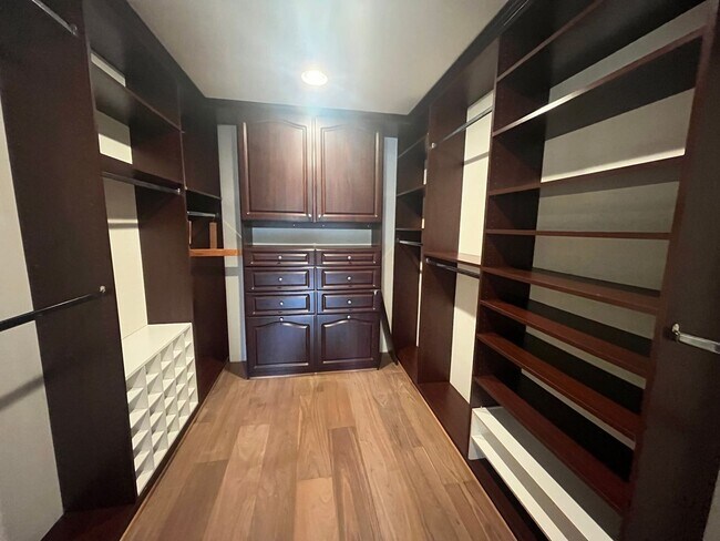 Building Photo - Beautiful 3BD 2.5BA House located in Torre...
