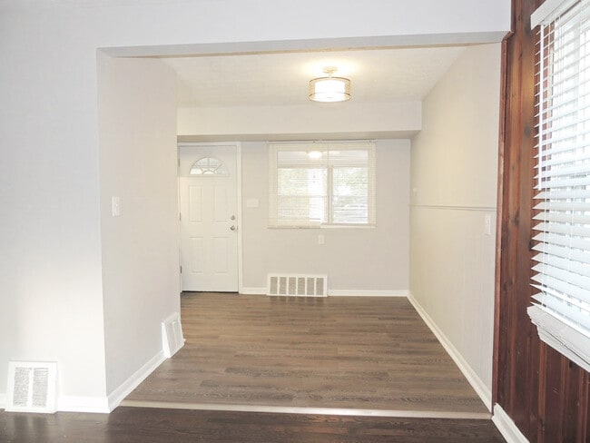 Building Photo - 4 Bed - 1 Full Bath Cape Cod for Rent!