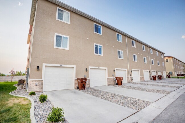 Building Photo - 43 E 700 N