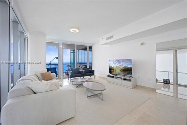Foto del edificio - 17121 Collins Ave