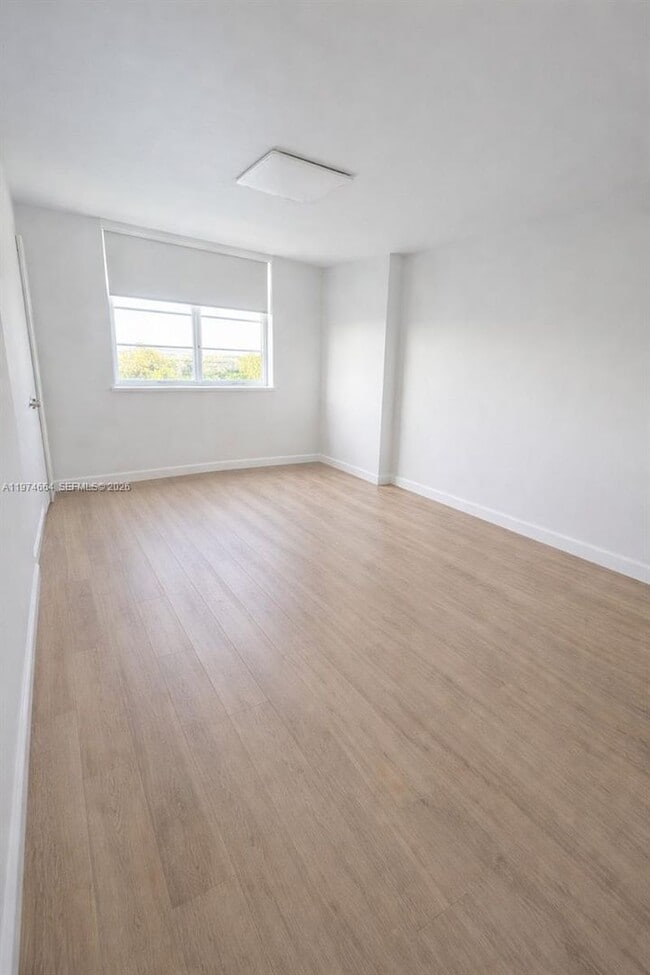 Foto del edificio - 300 Bayview Dr