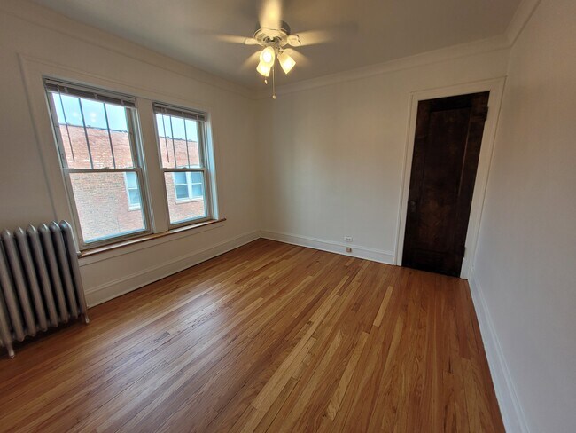 Foto del edificio - 1463 W Summerdale Ave