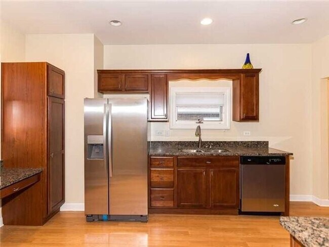 Building Photo - Solid Butler Student Rental Close to Campus!