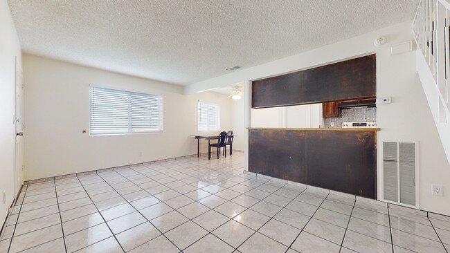 Building Photo - 1125 W Calle del Sol