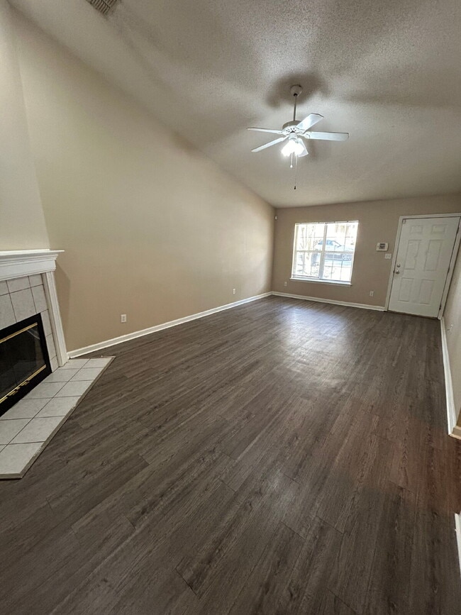 Foto del edificio - 2 bed/2 bath with new paint and flooring! Pets are welcome! New Back Porch!