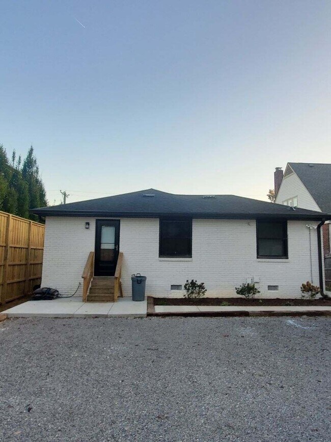 Building Photo - 1512 Sweetbriar Ave