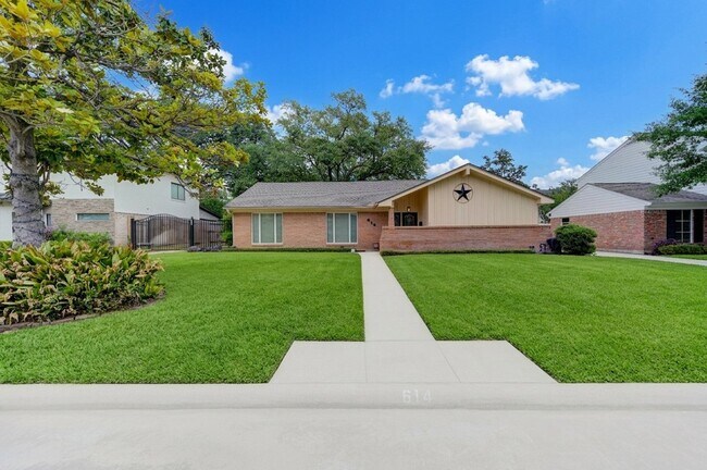 Photo - 614 Bendwood Dr House
