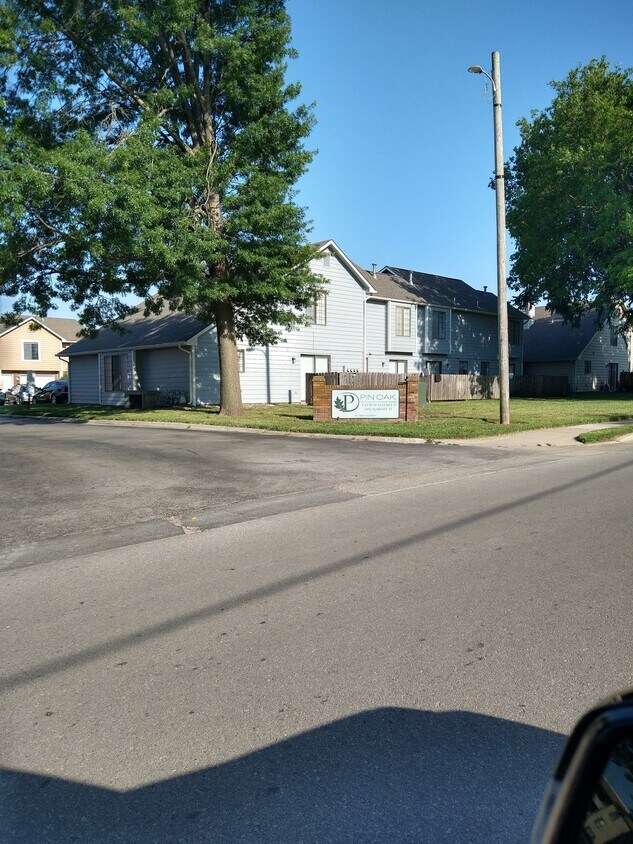 Entrada principal de Pin Oak Townhomes - 2406 Alabama St