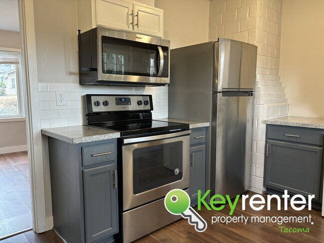 Building Photo - Charming Newly Remodeled Home + 50% Off Fi...