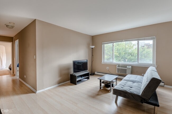 Foto del edificio - 3825 N Pine Grove Ave