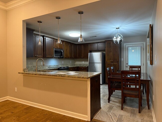 Building Photo - 415 S Shady Ln