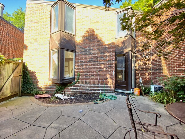 Building Photo - 2028 N Larrabee St