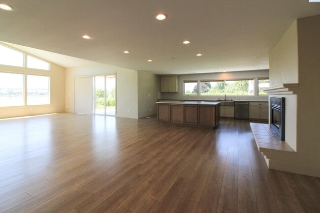 Building Photo - 4 bedroom, 3 Bath Pasco House on the River