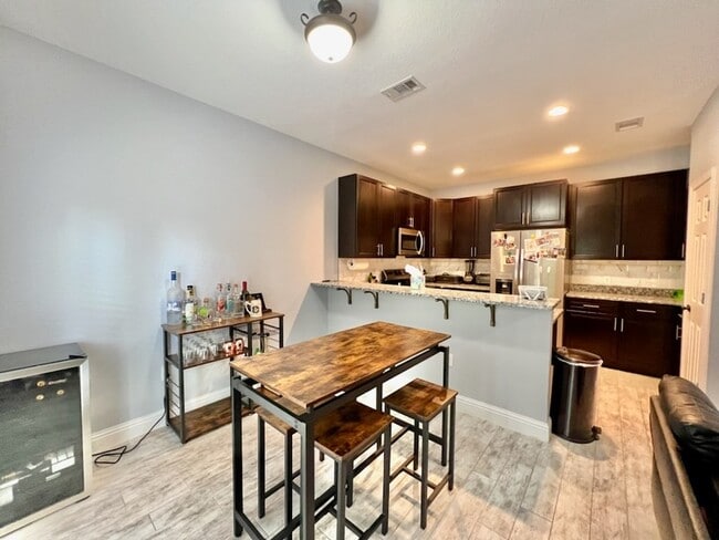 Foto del edificio - 2100 Pomegranate Ct