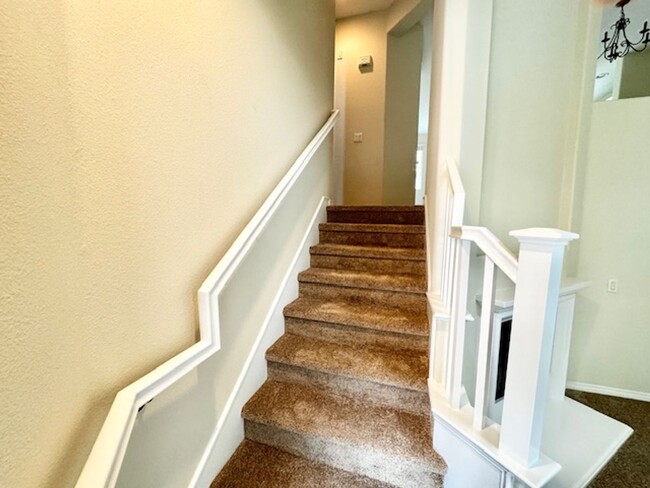 Building Photo - Three Story Condo for Rent Near Old Town T...