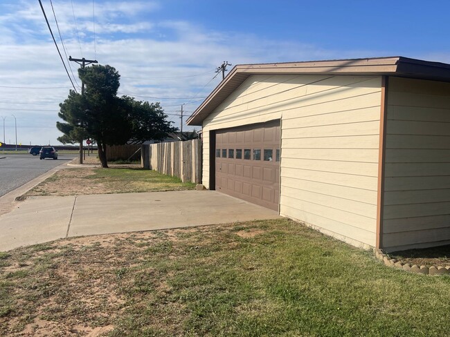 Building Photo - Adorable 2 Bedroom with 2 Car Garage Close...