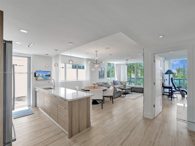 Building Photo - 9940 W Bay Harbor Dr