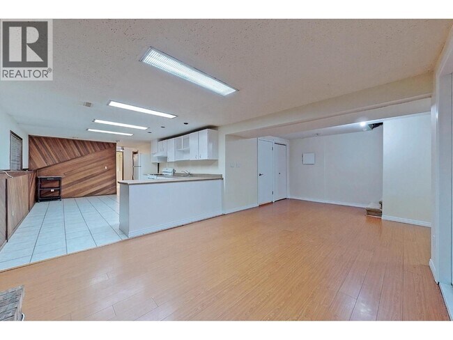 Photo du bâtiment - Basement-768 COMO LAKE AVENUE