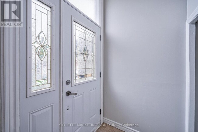 Building Photo - 3425 Oakglade Crescent