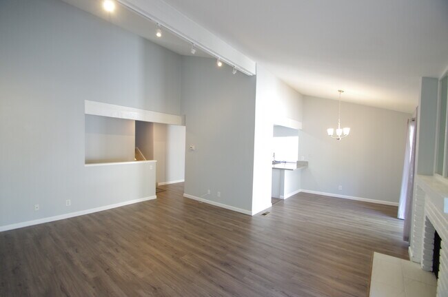 Building Photo - 6255 Canoga Ave