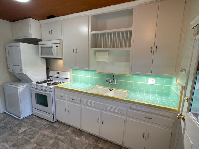 Kitchen - 1753 Silver Lake Blvd