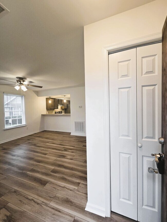 Foto del edificio - Renovated Two Bedroom Townhouse Close to L...