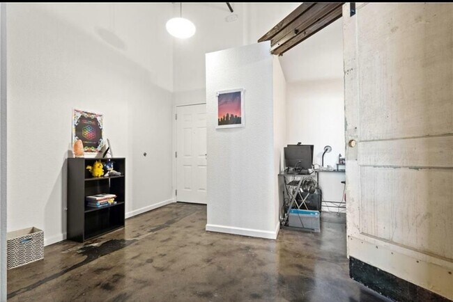 Foto del edificio - 321 W 7th St