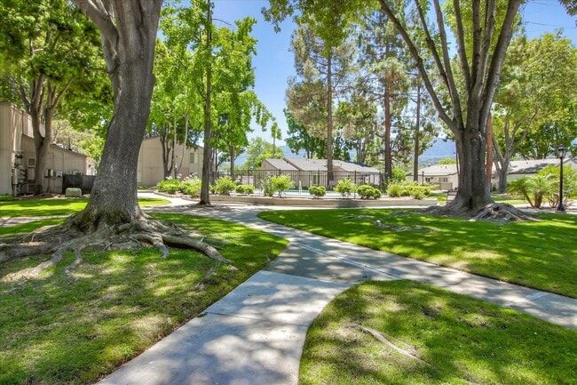 Foto del edificio - Village Green Apartments